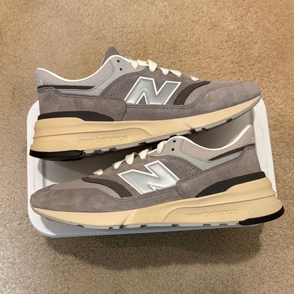 New w/o Box New Balance 997R U997RHA Men's Gray and Cream Sneakers, Size 9